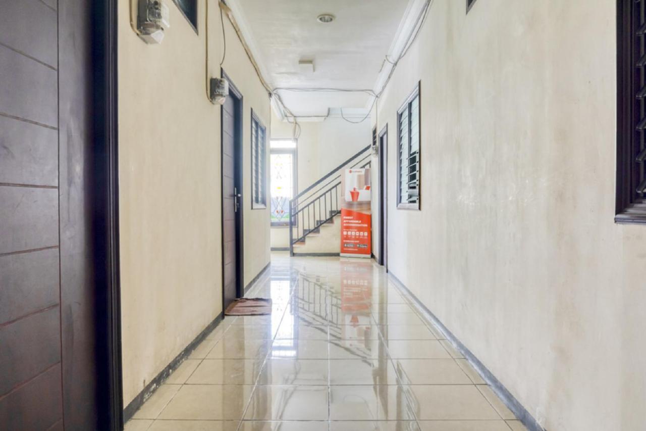 红多兹酒店-近威达曼陀罗大学 泗水 外观 照片