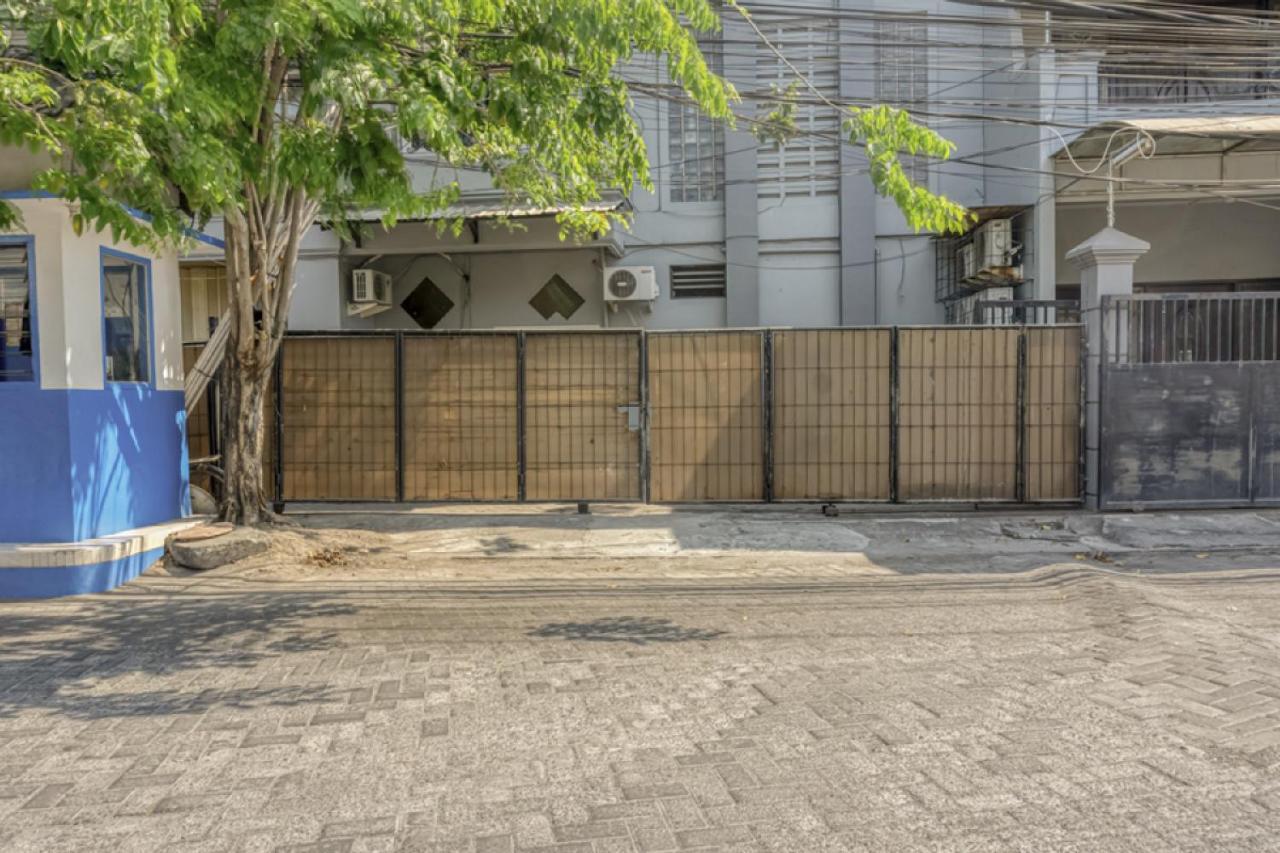 红多兹酒店-近威达曼陀罗大学 泗水 外观 照片