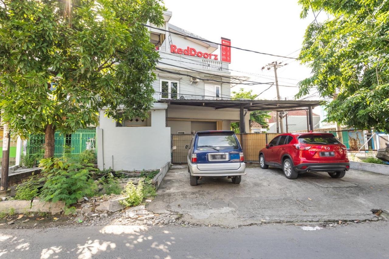 红多兹酒店-近威达曼陀罗大学 泗水 外观 照片