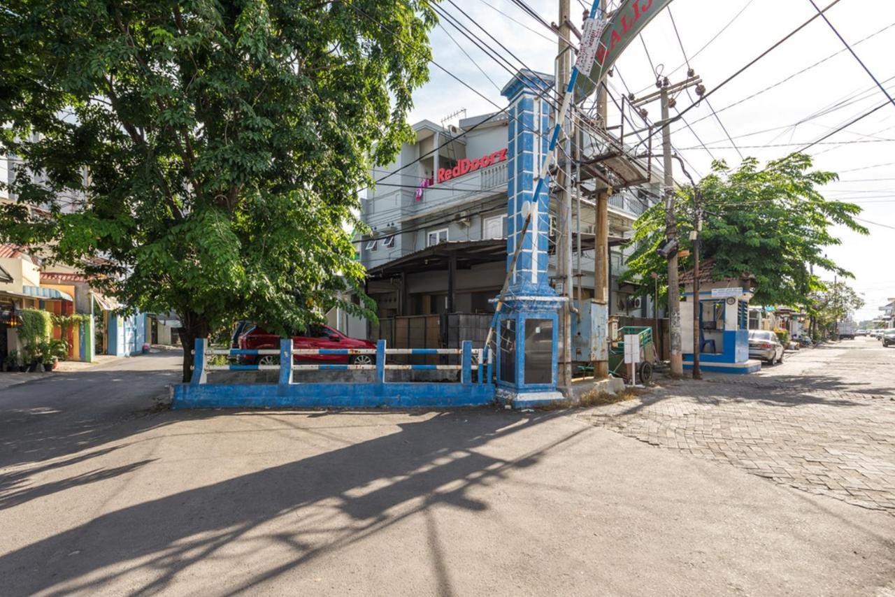 红多兹酒店-近威达曼陀罗大学 泗水 外观 照片